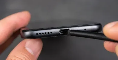 تنظيف USB-C بالغراء: خطر أم حل؟