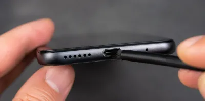 تنظيف USB-C بالغراء: خطر أم حل؟